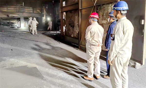 2 西昌钢钒炼铁厂一高炉作业区筑牢安全基石护航高效生产。配图（2）：炼铁厂领导在现场检查安全。何勇、杨波，摄。.jpg