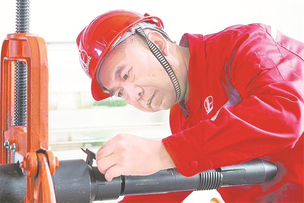 4-1 1 郭亮正在认真工作 （资料图）.jpg