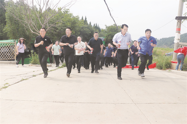 1750763663617081.jpg 8-2 3鹤煤三矿开展登山比赛.jpg