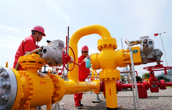 1750764290989528.jpg 4图为班组员工正对场站设备进行问题排查。(重庆气矿:查问题除隐患促安全) .jpg