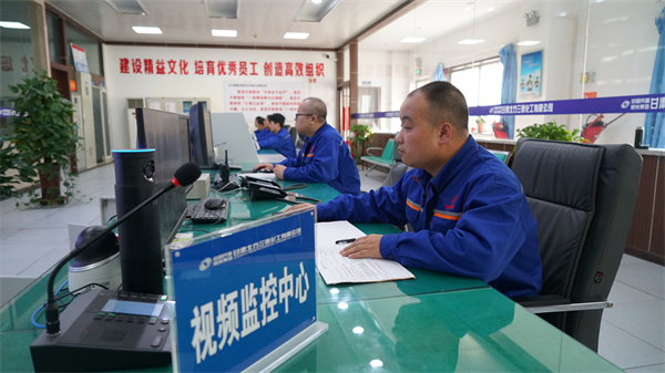 2图为三泰公司员工在监控生产线情况。王安怡 摄.JPG