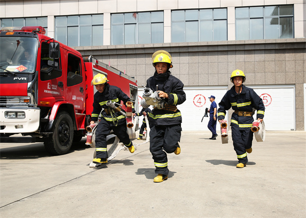 2 图为河南油田消保中心检验集训队单干线出两支水枪等实战能力。.JPG