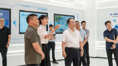 3，郑州市副市长马志峰（中）莅临海一云商集团调研指导，海一云商集团党委书记、董事长冯金荣（左1）.jpg