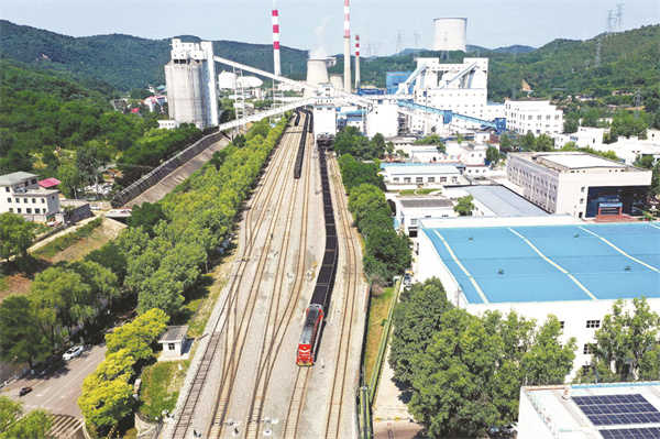 4-2 2 装满原煤的货运列车整装待发。.jpg