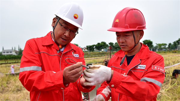 1752377658246469.jpg 图1 1检查高压风管安全挂钩.jpg