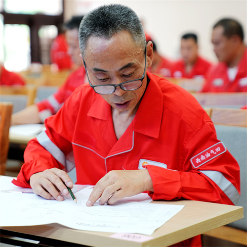 1752498639536341.jpg 4图为兰荫梧在进行理论考试——“老男孩”兰荫梧.jpg