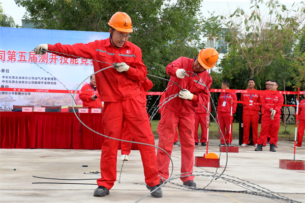 1752593393450123.jpg 1 华北测控公司积极为一线技术骨干开展岗位练兵、技能竞赛等活动。图为第5届测井技能竞赛现场,测井队员们正在参加紧张热烈的团体项目“电缆快速铠装”。单旭泽摄.JPG