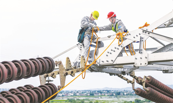 1752748740998228.jpg 5-3 图6 500千伏高压线上的“手术师”.jpg