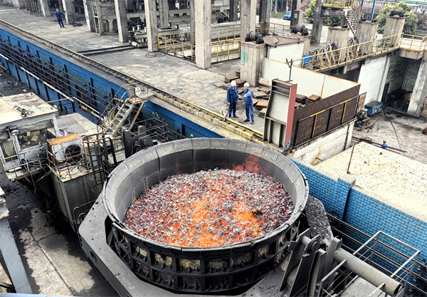 1752750076412761.jpg 4 煤焦化区域刚出炉的焦炭 高富林 摄.jpg