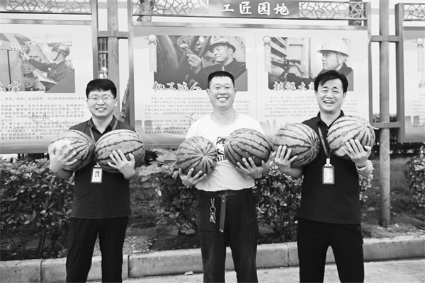 2-3 3 西瓜为高温酷暑中工作的员工带来清凉.jpg