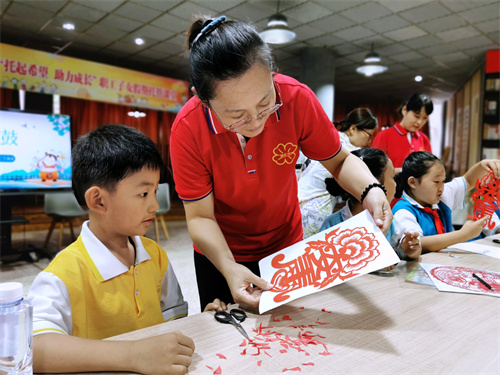 2，爱心托管班剪纸课堂.jpg