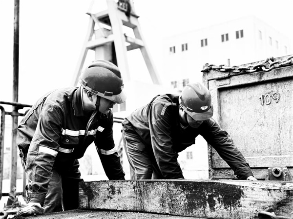 1754393550463185.jpg 6青东煤矿运输区:安全帽下的担当.jpg