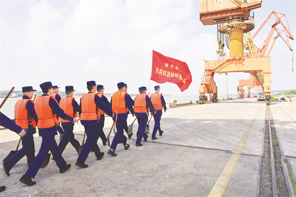 4-4 5 防汛拉练 李树鹏 摄.jpg