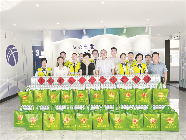 1754482990824855.jpg 5-4 5图为慰问现场.jpg