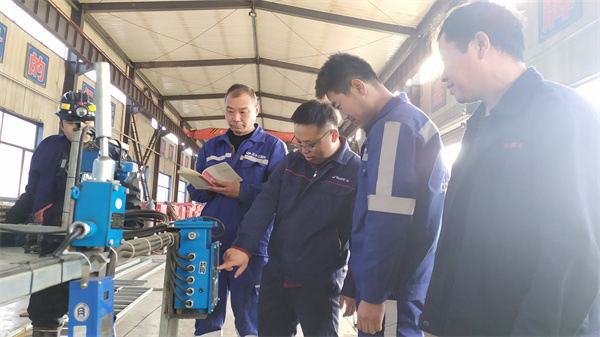 1754575236311123.jpg 图9张剀伟(右三)和学员对智能设备检修工序优化.jpg