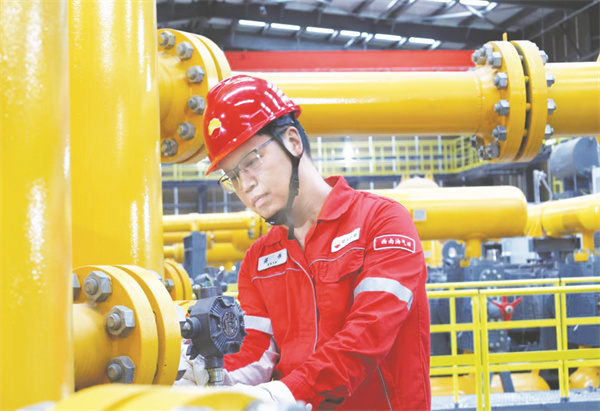 1754576335975931.jpg 4-1 1 图为蒋伟在生产现场更.jpg