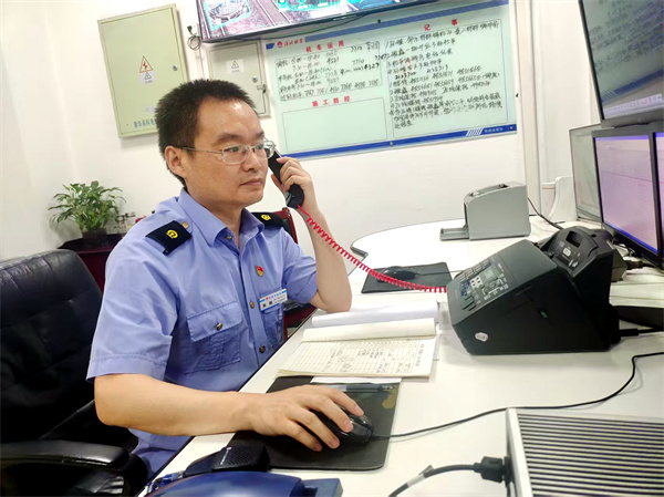 1755001186343473.jpg 2,灯影下的坚守.jpg