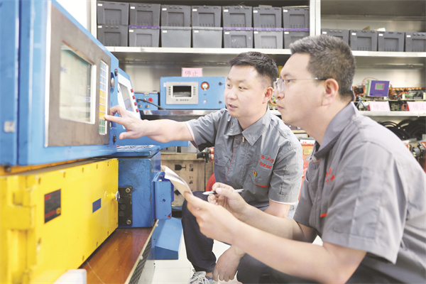 4-3 四老沟矿王兴华职工创新工作室.jpg