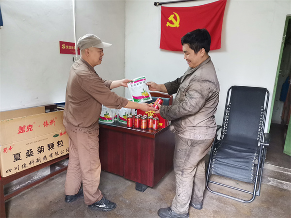 2华荣公司攀枝花精煤分公司用细致关怀为职工撑起“遮阳伞”.jpg