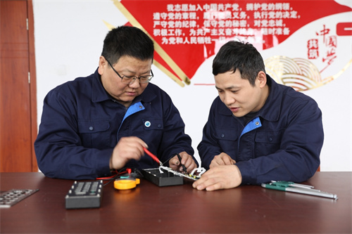 2 图为邵宏斌在传授设备维修技术.jpg