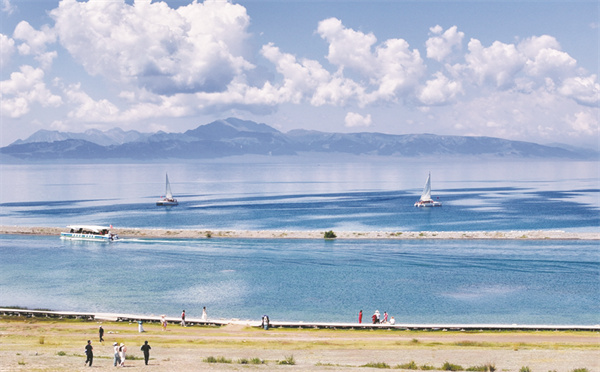 4-3 4，游客在赛里木湖景区游玩赏景。 张利民 摄.jpg
