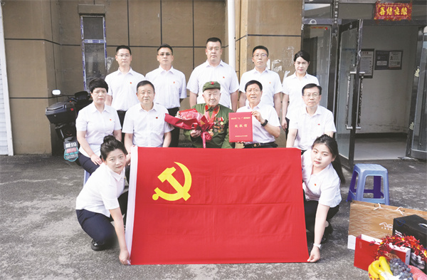 4-13 4 13 抗美援朝老兵李嘉春 (99岁).jpg
