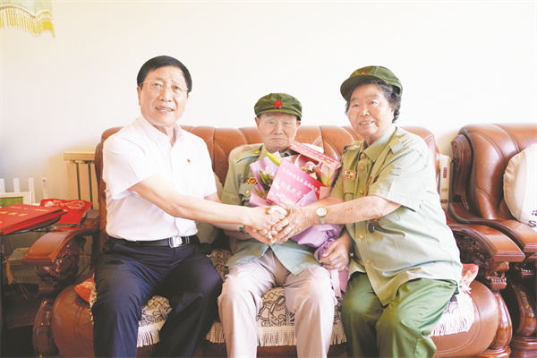 4-19 4 19 解放战争老兵方永（95岁）、抗美援朝老兵吴月华（91岁）夫妇.jpg