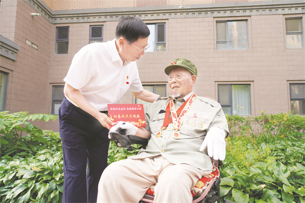 4-20 4 20 解放战争老兵胡恩起 (95岁).jpg