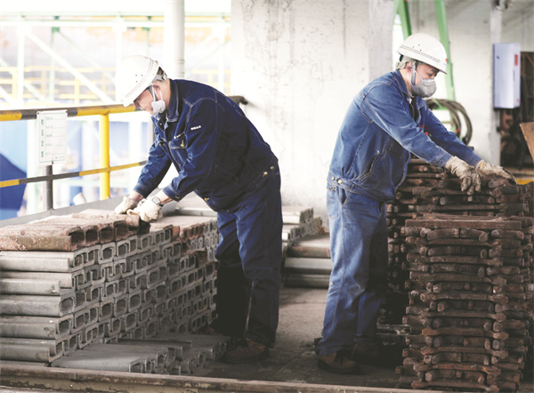 1756442318973520.jpg 4-5 6 烧结看火岗位职工李伟和朱玉国在规整台车篦条.jpg