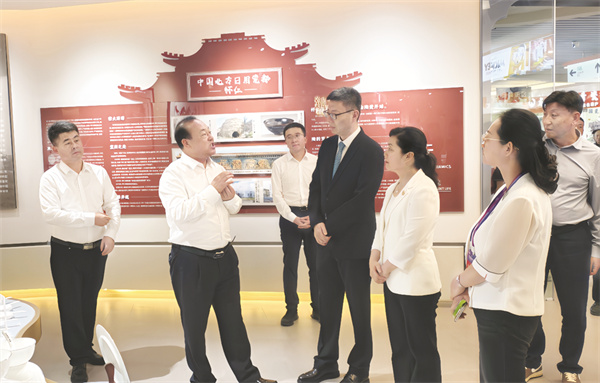 1761222832577846.jpg 4-7 1 7 嘉宾参观怀仁陶瓷品牌营销中心.jpg
