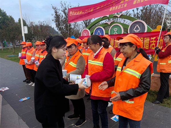6 10月26日，郧西县在文体中心慰问环卫工人。——郧西县总工会将关爱精准送达困难职工.jpg