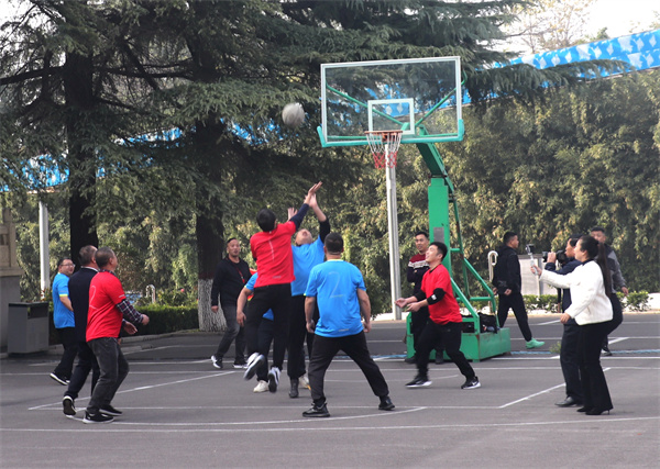 7鹤煤三矿“三矿杯”职工篮球赛举行.JPG