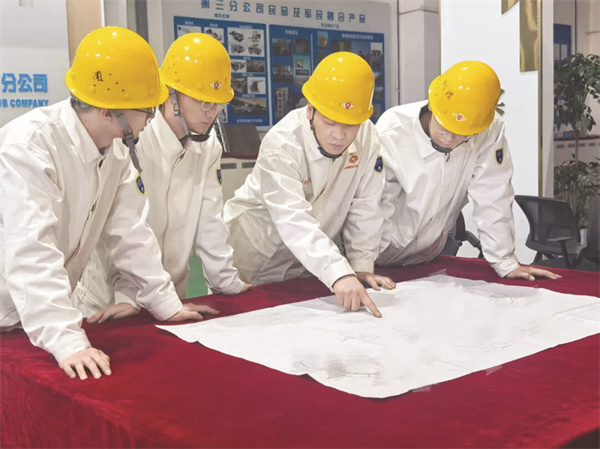 5-1 图1一机集团三分公司员工进行工作讨论.jpg