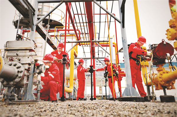 5-3 图7重庆气矿班组员工对设备进行维护保养。.jpg