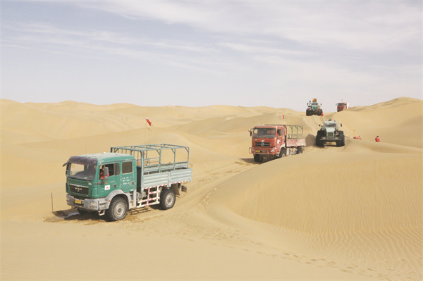 4-1 1 勘探炮声配图）钻井组1组车队.jpg