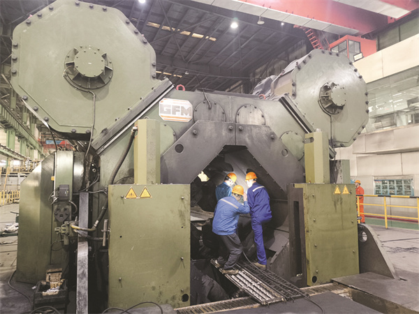 5-1 图1一线职工正在拆装钢套.jpg