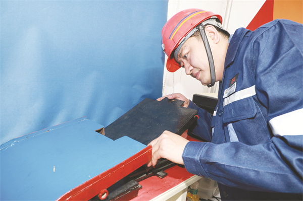 8-6 图6韩顺利：百米井下.jpg