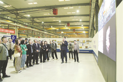 1-1 1配图。会议代表参观联合厂房智能制造车间.jpg