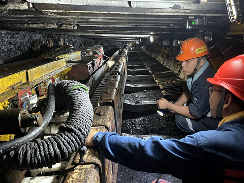 2，王峰（左）在井下培训职工采煤机正规操作。.jpg