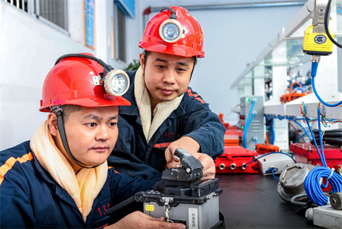 2集团工匠、通风区职工闫伟（右）带出新工匠王分（左）。——朱仙庄煤矿通风区：精育人才强技能 赋能矿井发展 .jpg