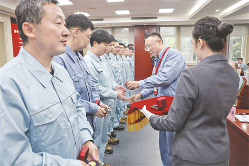 8-3 9图片新闻 扬子石化表彰安全卫士.jpg