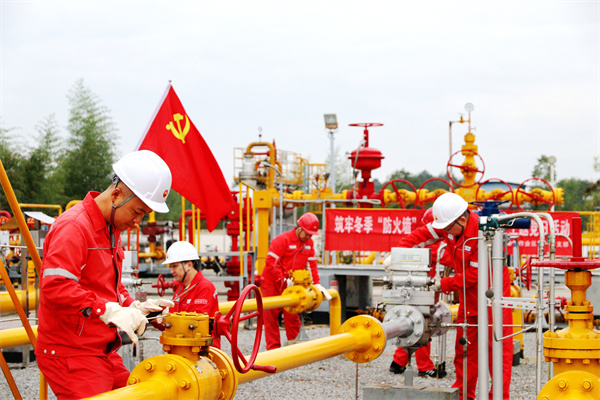 5图片新闻说明 重庆气矿高擎党旗保冬供.jpg