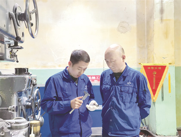 1763899008320926.jpg 5-3 图3瑞特公司质检员正.jpg