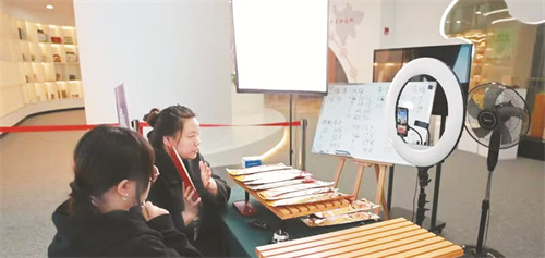 1764593114690013.jpg 8-1 1 1 主播正在直播带货.jpg