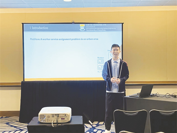 5-4 6闫博士正在演讲.jpg