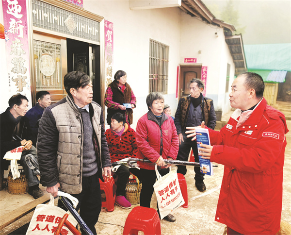 8-4 图6“小红帽”走进万家.jpg