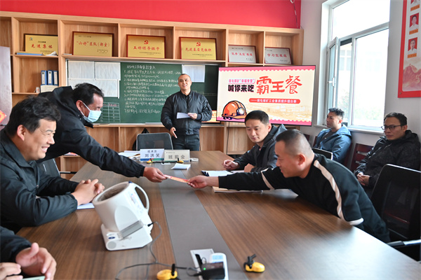 1-2 该矿工会相关负责人到采掘区队进行安全问答，送上霸王餐券.JPG