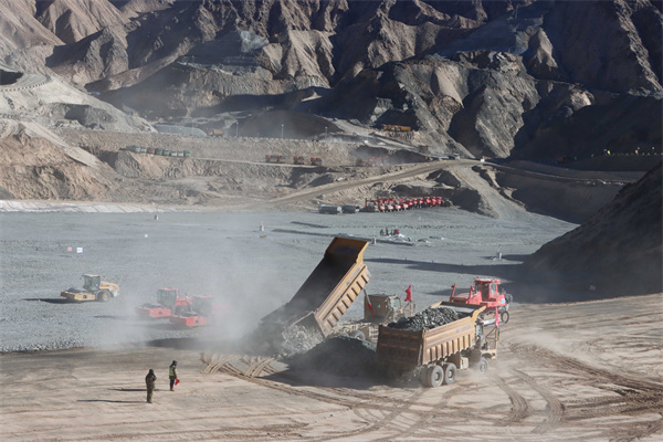 1765073228266597.jpg 1 上水库主坝填筑作业.jpg