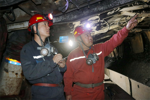 1 周磊（右）在综采面检查支架标准。.jpg