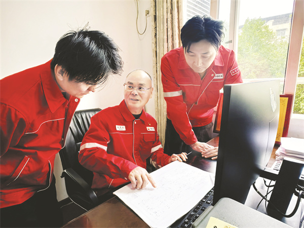 8-2 图3钢铁丛林里的身影图二.jpg